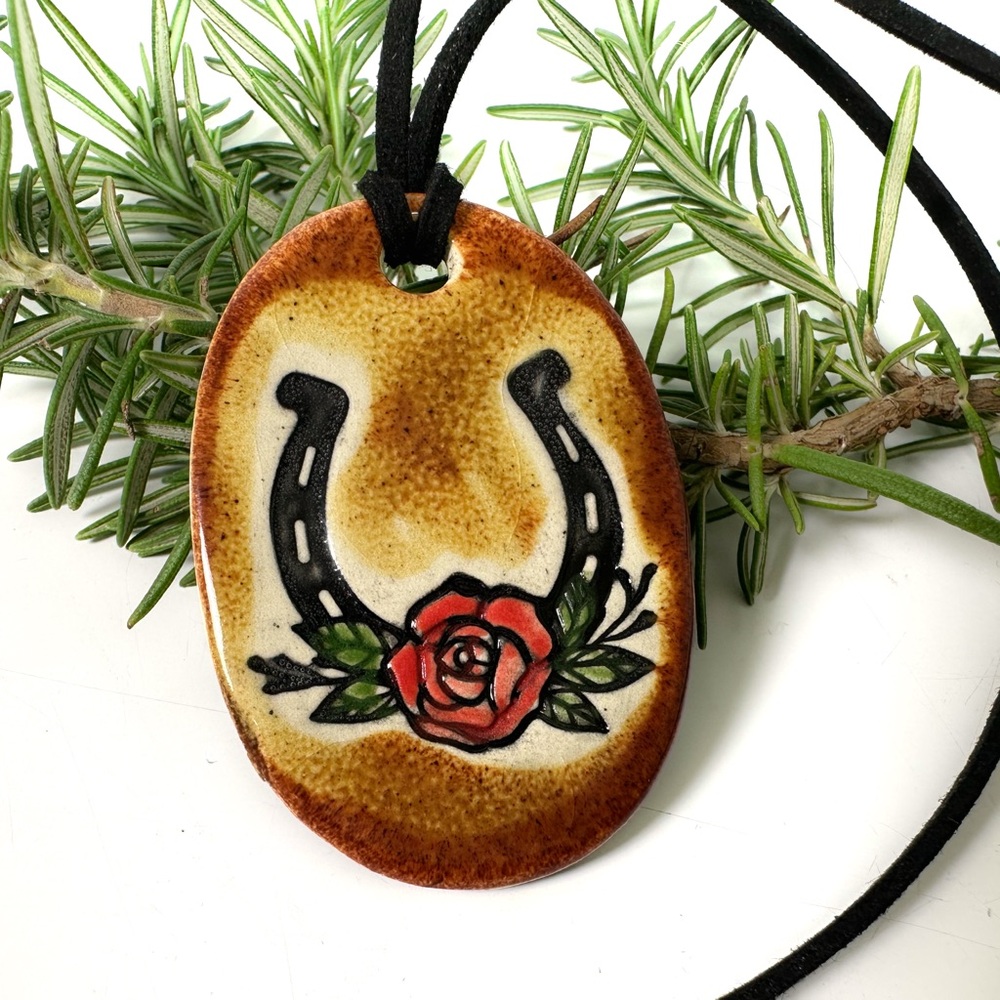 Surly-Ramics Lucky Horseshoe Ceramic Pendant Necklace New in Box